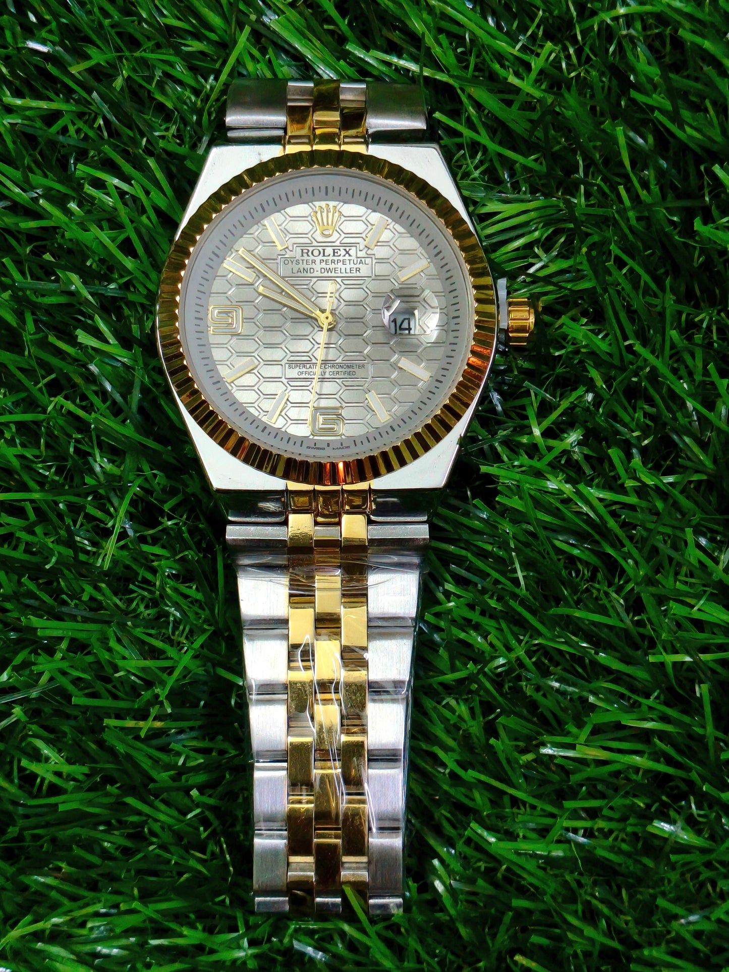 Two-Tone Honeycomb Dial Classic Watch – Gold & Silver Edition